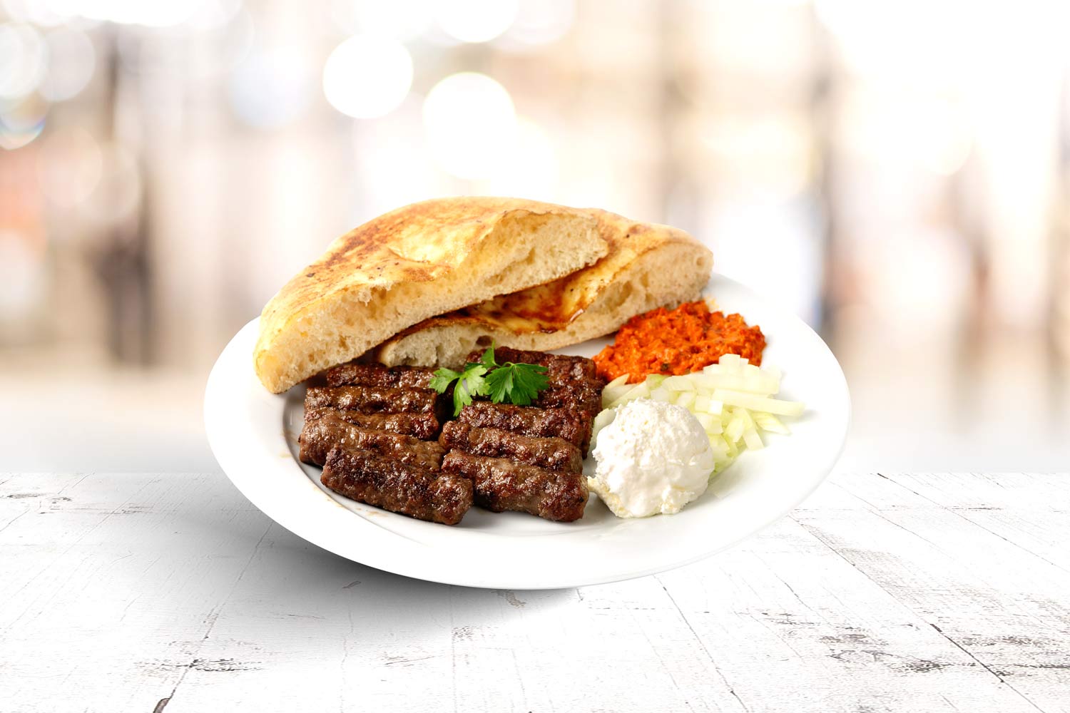 Ćevapčići vom Grill mit Zwiebel