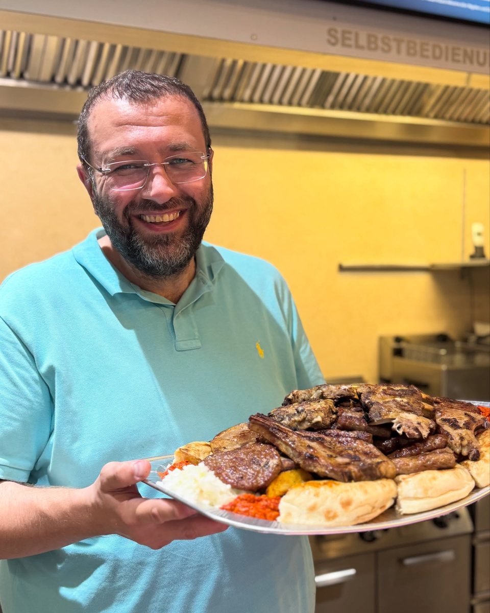 Emir Banjanović mit einer Grillplatte in der Željo-Küche