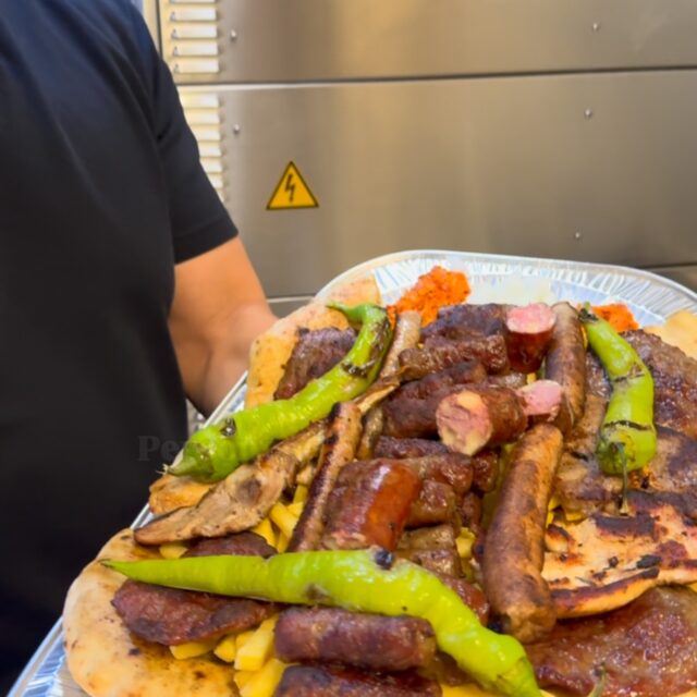 Schaffst du diese Grillplatte alleine? 🤔😏 #grill #zeljo #balkan #vienna #cevapi